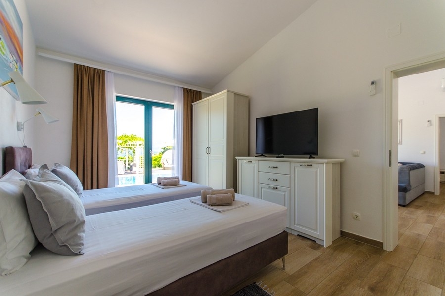 Chambre avec deux lits simples et vue sur la terrasse