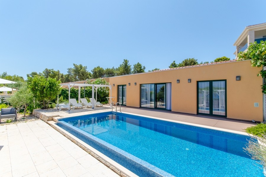 Bungalow avec piscine près de la mer à vendre en Croatie - Panorama Scouting H3836.