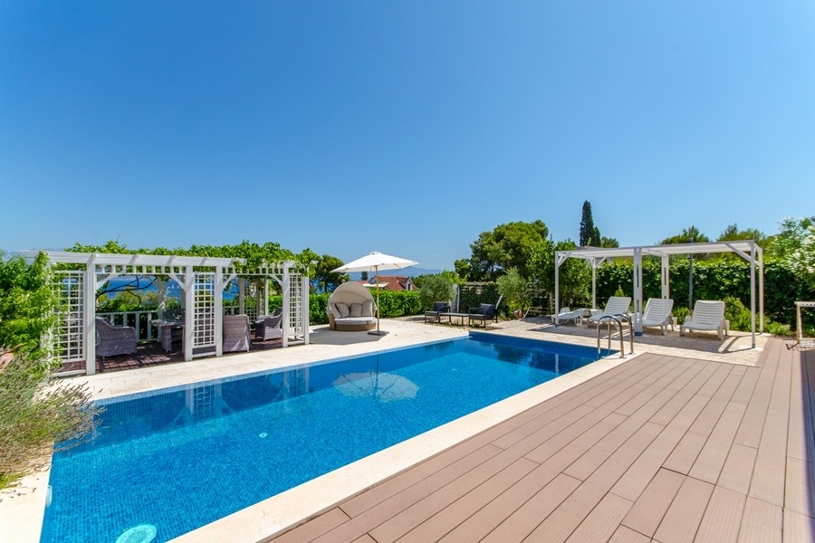 Piscine avec solarium - maison H3836 sur Brac en Croatie.