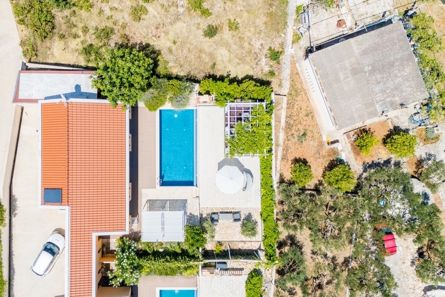 Vue aérienne de la villa avec piscine et jardin en Croatie
