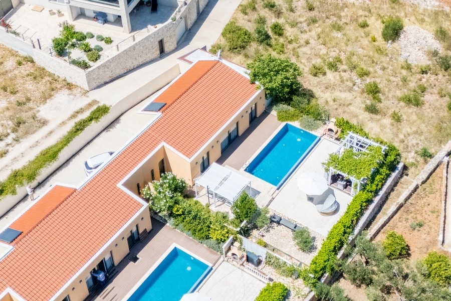 Vue aérienne de la villa avec deux piscines et terrasses