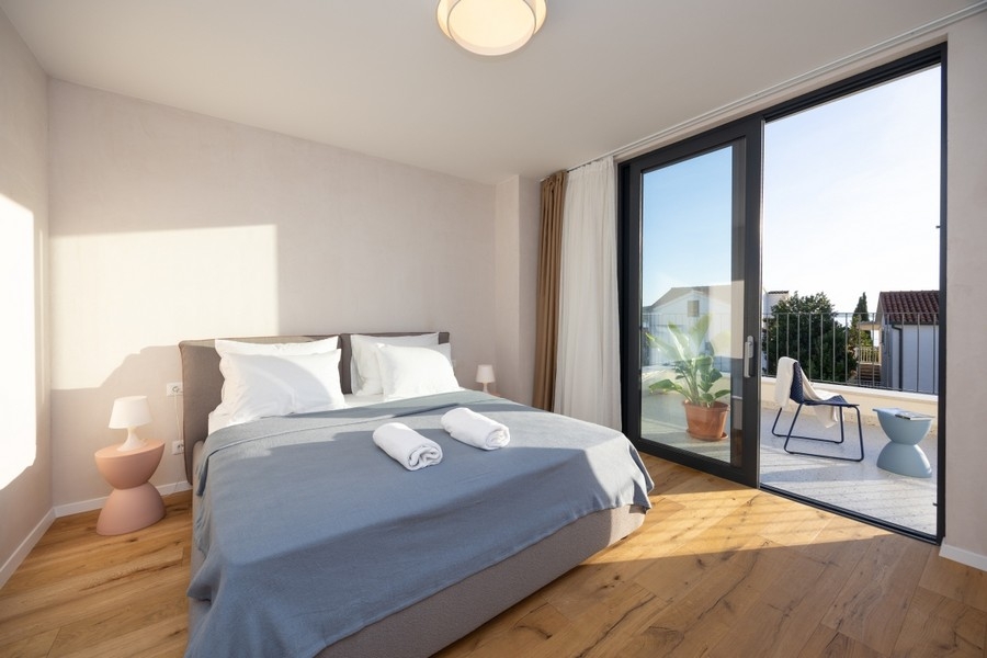 Chambre avec lit double et accès à la terrasse de la villa H3837 à Rogoznica, Croatie.