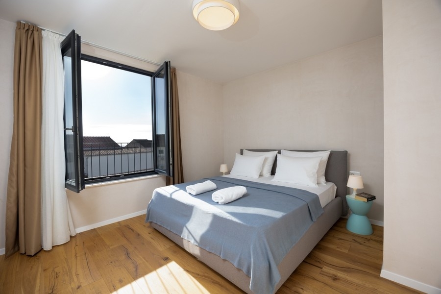 Chambre avec lit double et fenêtre ouverte