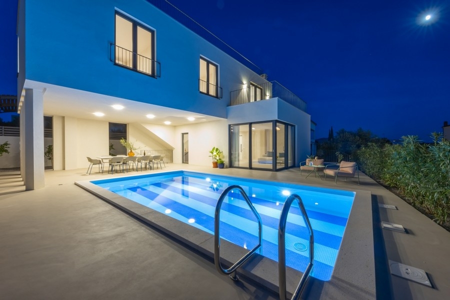 Villa moderne avec piscine de nuit
