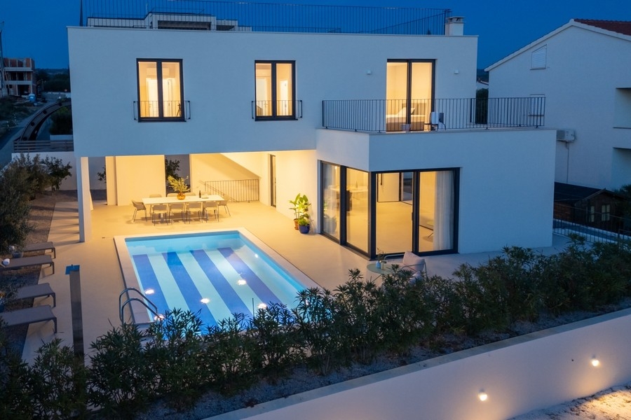 Villa moderne avec piscine éclairée et terrasse de nuit