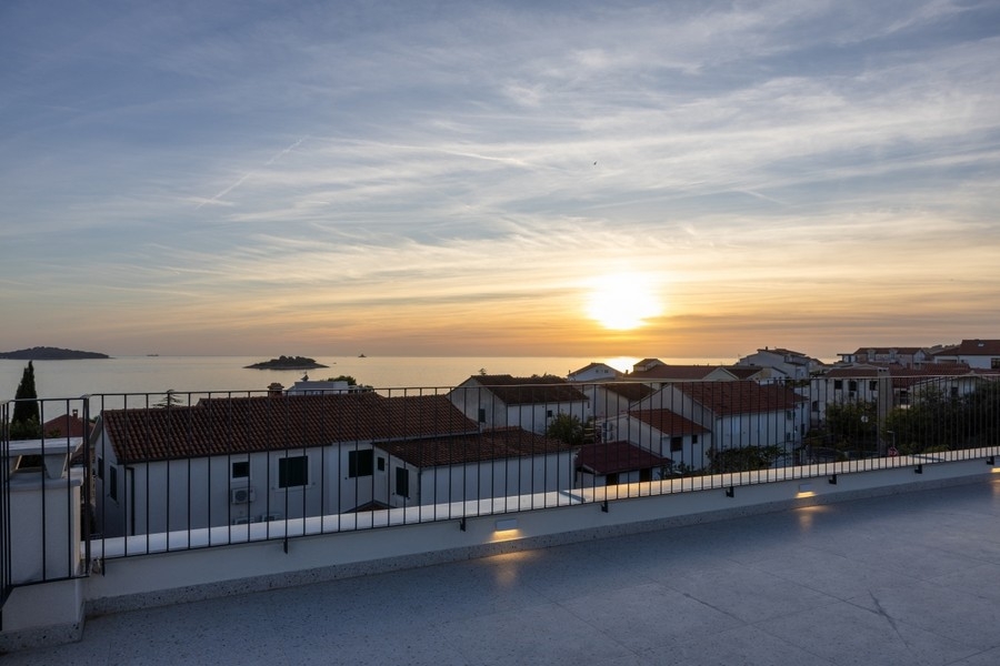 Toit-terrasse avec vue mer du bien H3837, Rogoznica, Dalmatie.