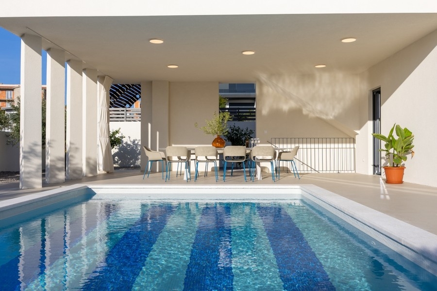 Terrasse couverte avec coin repas et piscine de la villa H3837 en Dalmatie
