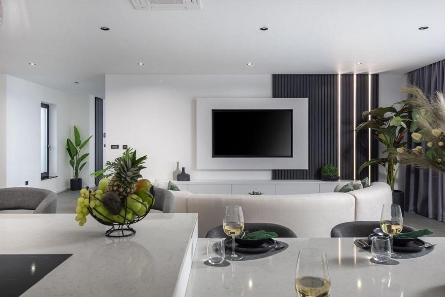 Salon avec coin TV dans une villa moderne