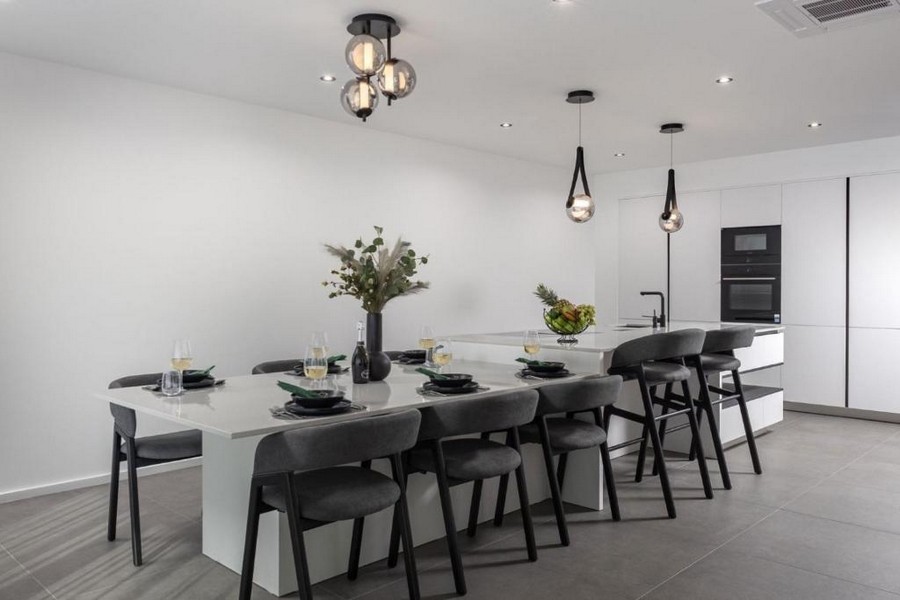Coin repas et cuisine dans une villa moderne