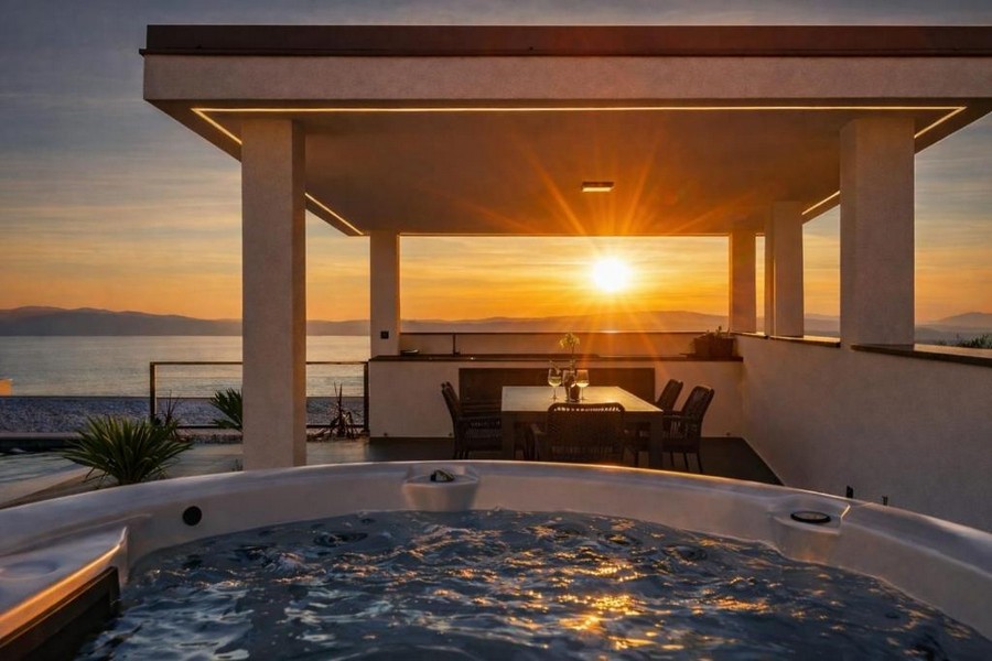 Jacuzzi sur le toit-terrasse avec vue mer au coucher du soleil