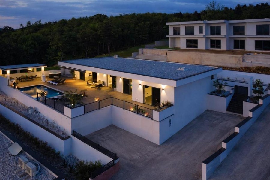 Villa moderne avec terrasse de la piscine et vue mer à Crikvenica