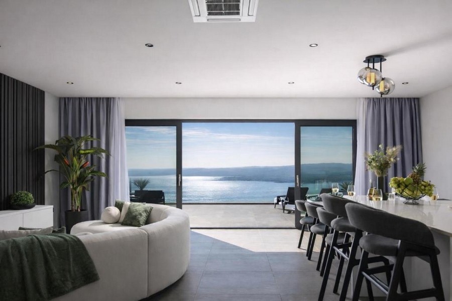 Séjour ouvert avec vue mer et terrasse