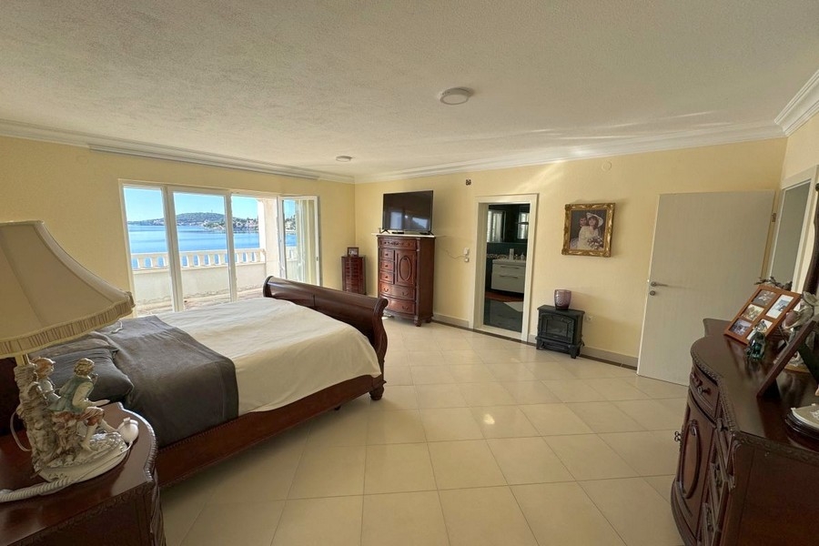 Chambre avec grand lit et vue directe sur la mer