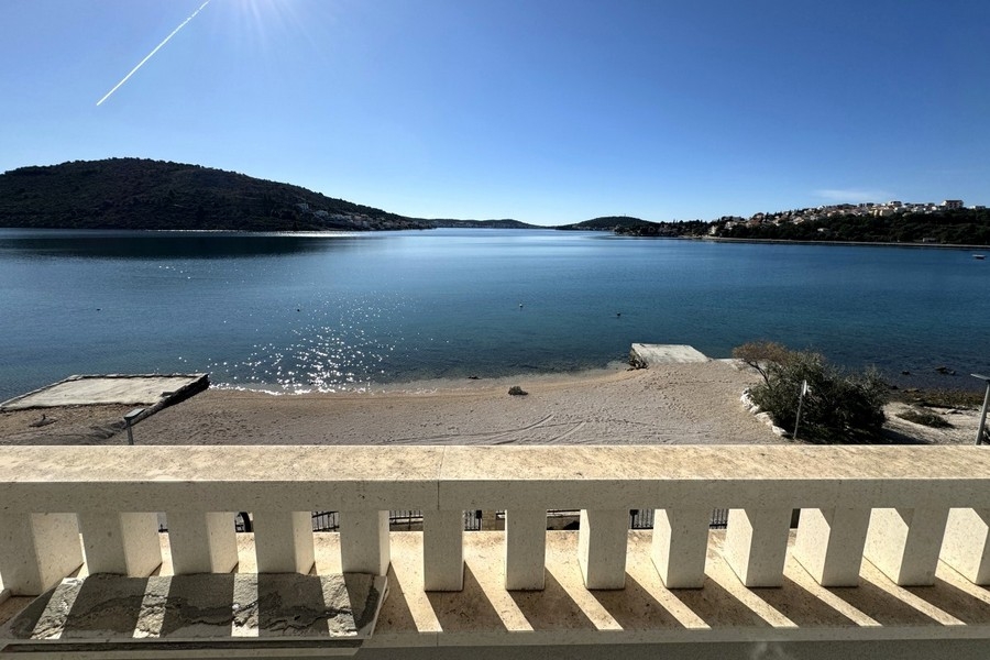 Villa méditerranéenne directement en bord de mer à Rogoznica à vendre - Panorama Scouting H3839.