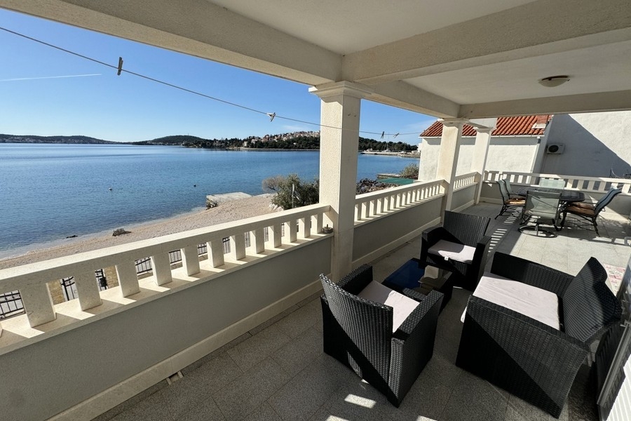 Terrasse avec vue mer en première ligne sur la mer à Rogoznica