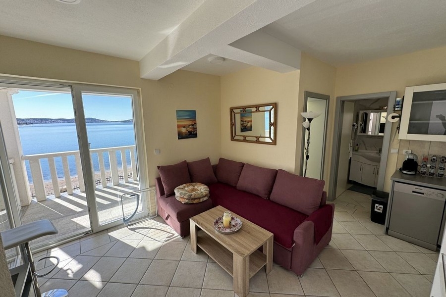 Studio avec canapé et balcon avec vue mer