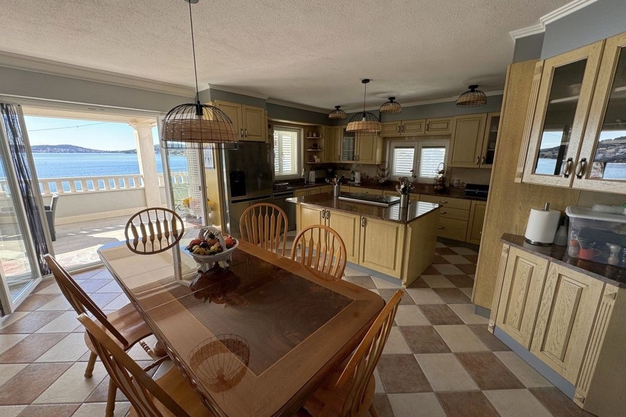 Grande cuisine avec îlot et vue mer