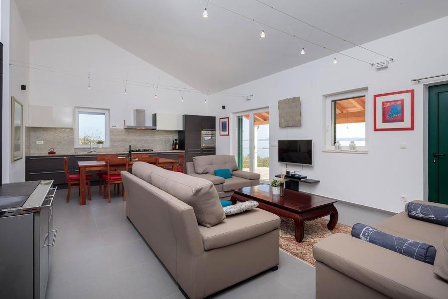 Salon avec cuisine et vue mer