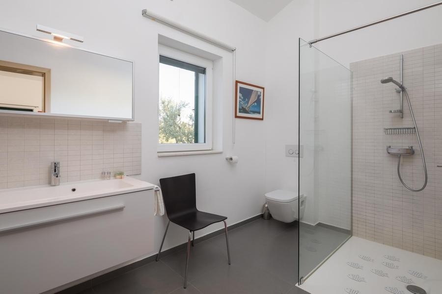 Salle de bains moderne avec douche