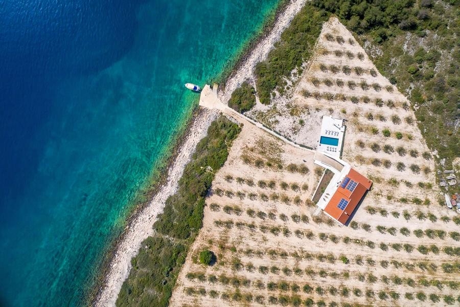 Domaine avec un maximum d'intimité sur une île isolée en Dalmatie