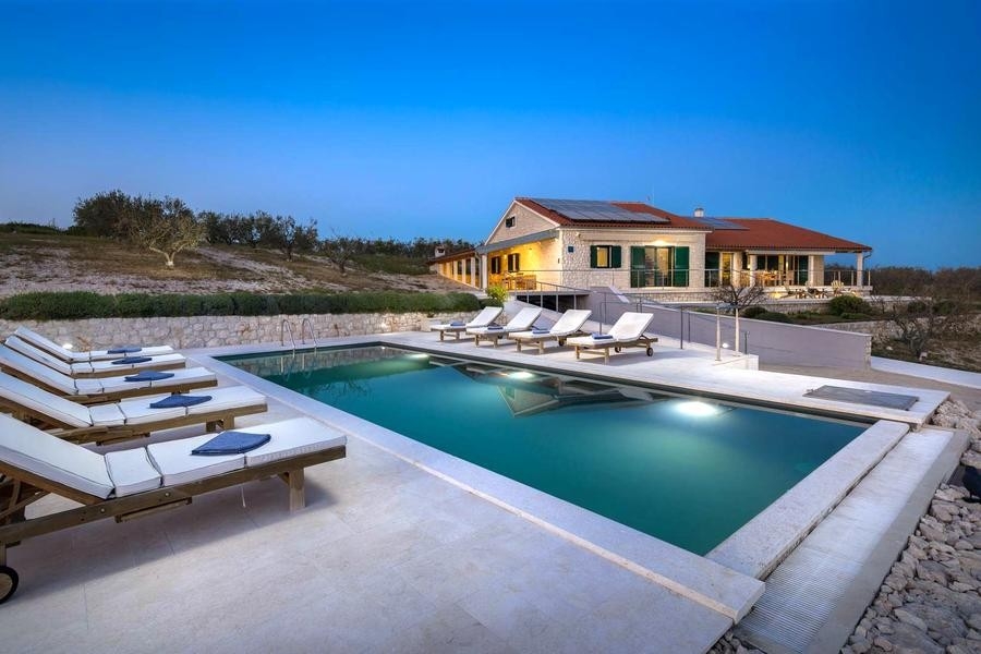 Villa avec piscine et vue mer sur une île près de Zadar