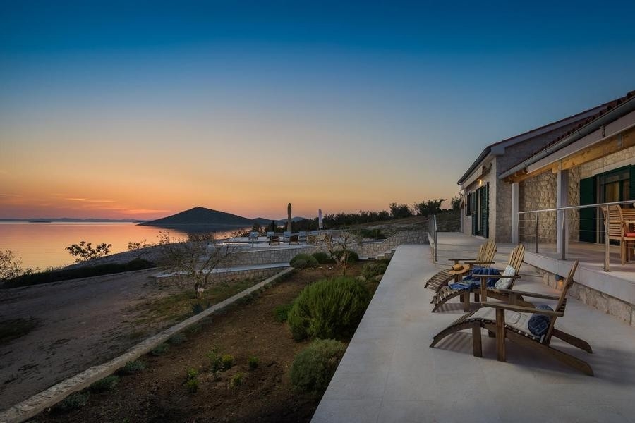 Terrasse de la villa avec vue mer au coucher du soleil