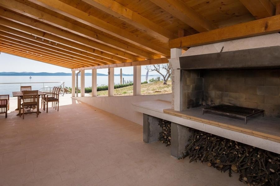 Espace barbecue couvert avec vue sur la mer