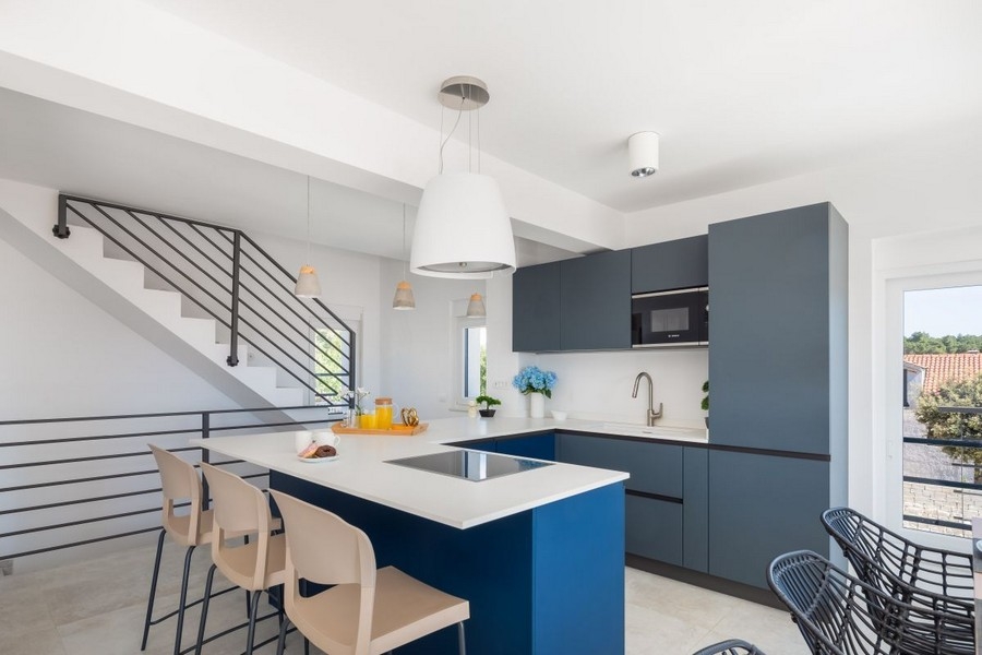 Cuisine et escalier intérieur - le tout de style moderne.