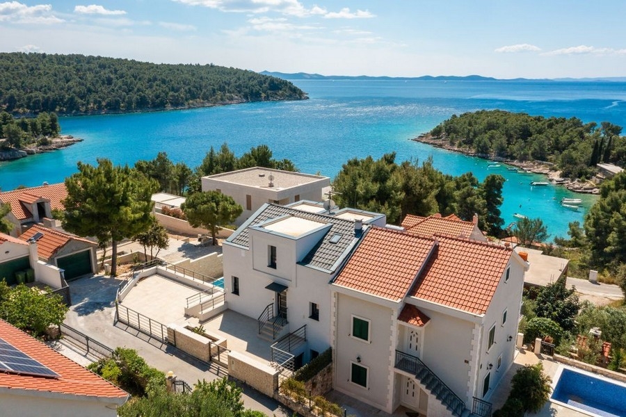 Villa moderne près du rivage sur l'île de Brac en Croatie à vendre - Panorama Scouting.