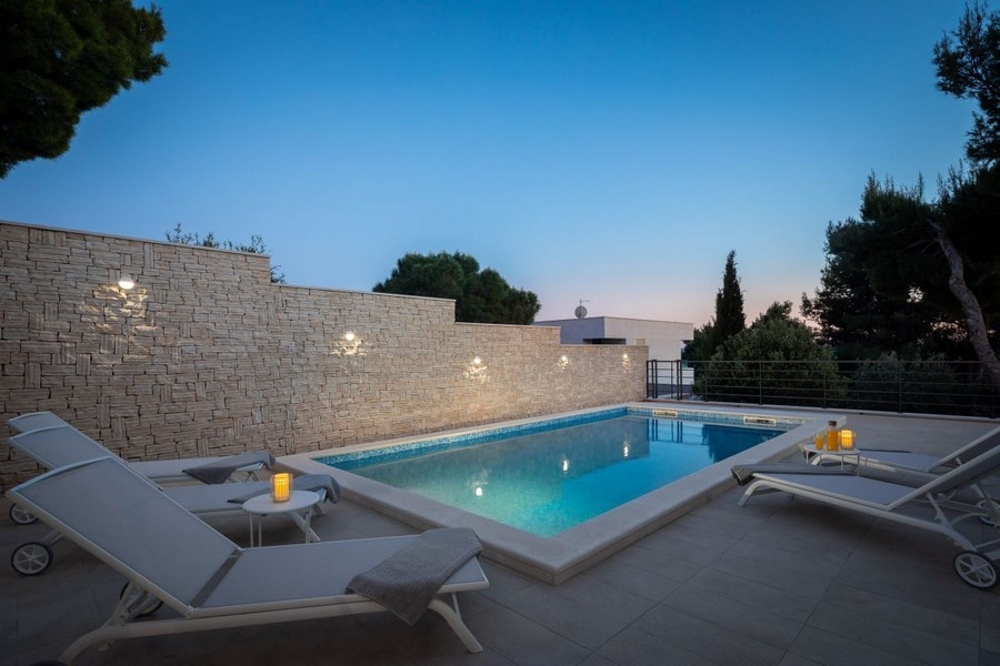 Piscine avec solarium de la villa H3841 en Croatie.