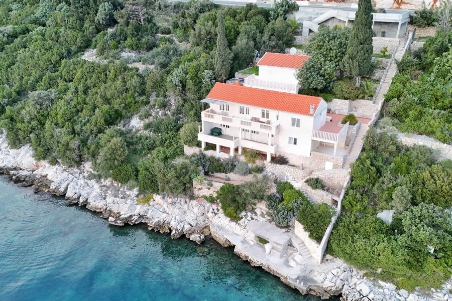 Villa méditerranéenne en première ligne sur le rivage à vendre en Croatie.