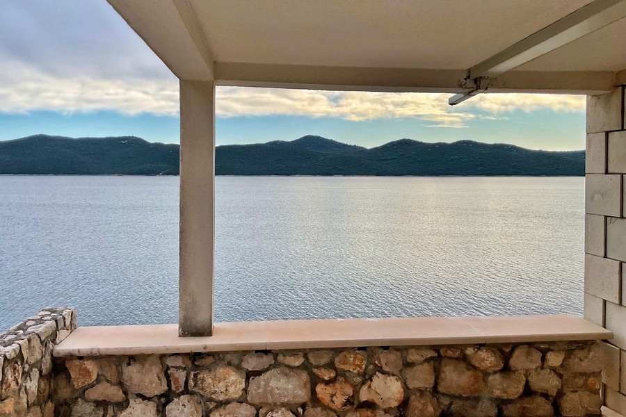 Terrasse avec vue mer en première ligne sur le rivage