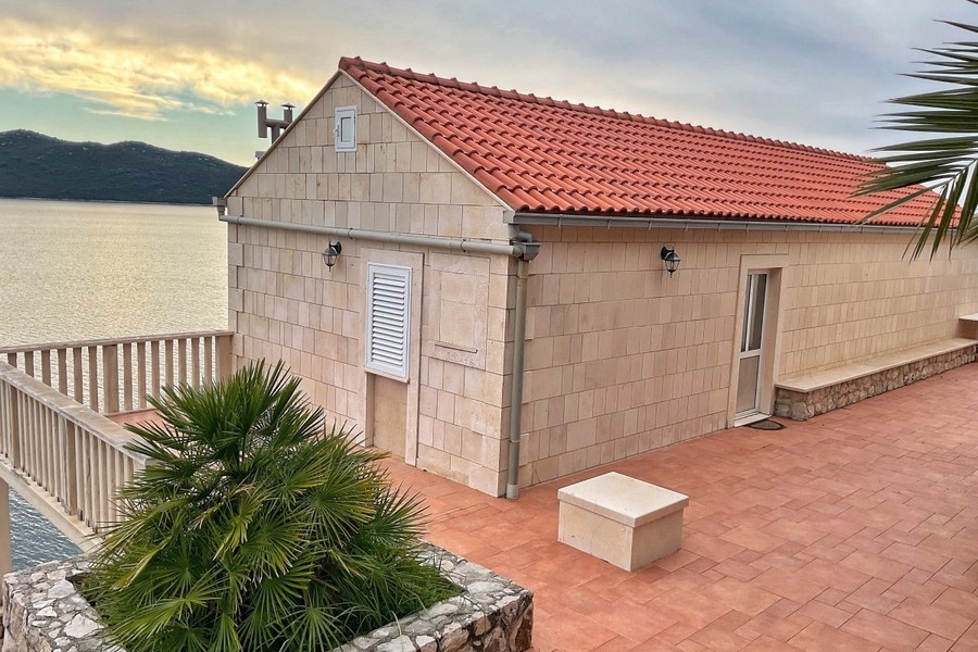 Maison en pierre naturelle avec grande terrasse directement au bord de la mer