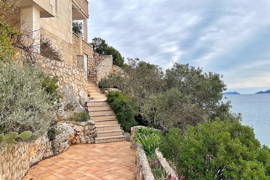 Chemin en escalier à travers le jardin méditerranéen jusqu'au rivage