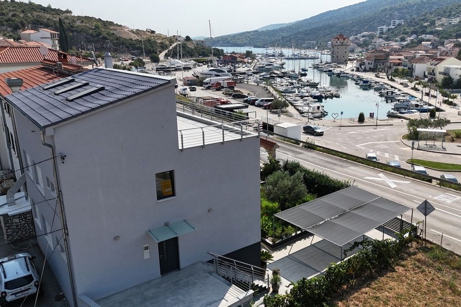 Immeuble neuf avec panneaux solaires au-dessus du port de plaisance