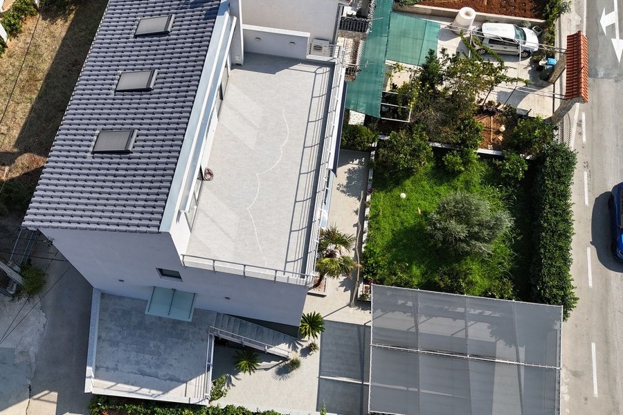 Vue aérienne d'une maison avec jardin et places de stationnement près de la mer à Marina