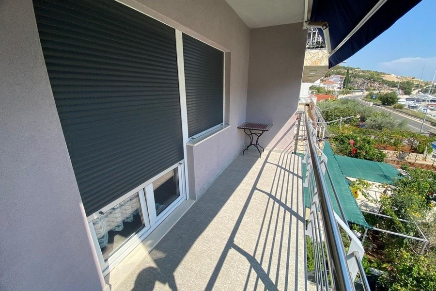 Balcon avec vue sur la mer et le paysage côtier à Marina