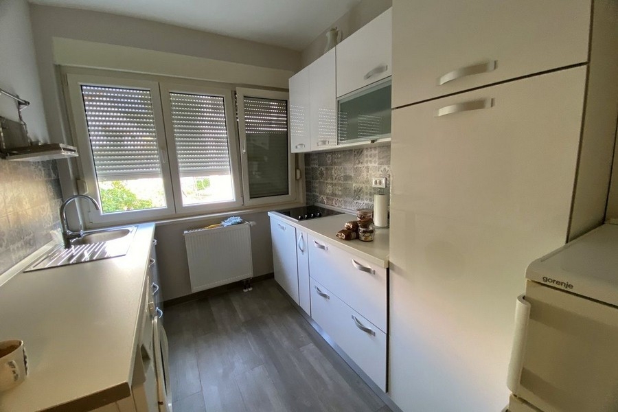 Cuisine à l'équipement moderne dans la maison à Marina