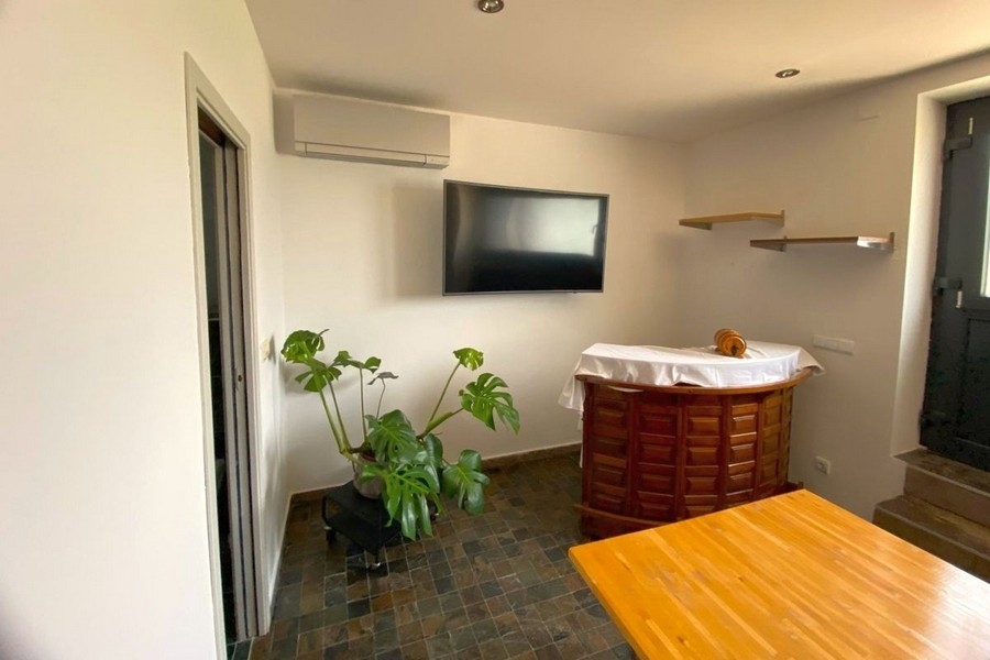 Séjour avec bar et coin salon dans la maison à Marina