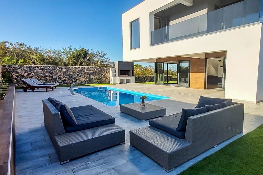 Villa moderne avec piscine et solarium en Croatie