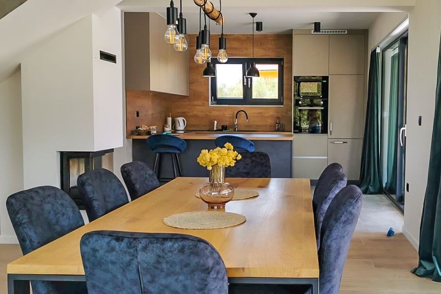 Séjour ouvert avec cuisine et cheminée dans une villa moderne