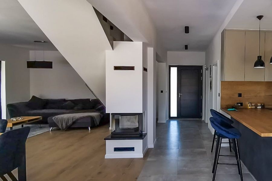 Séjour avec escalier et cuisine dans une villa moderne en Croatie