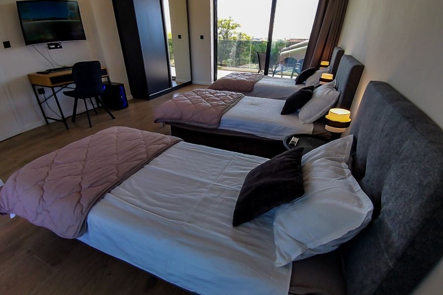 Chambre avec balcon dans une villa moderne en Croatie