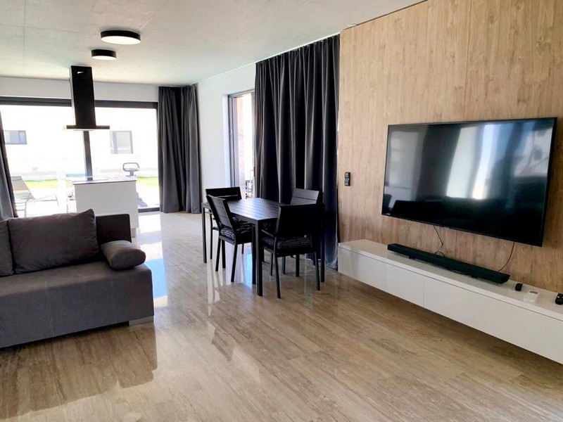 Séjour moderne avec canapé et téléviseur de la villa à Privlaka
