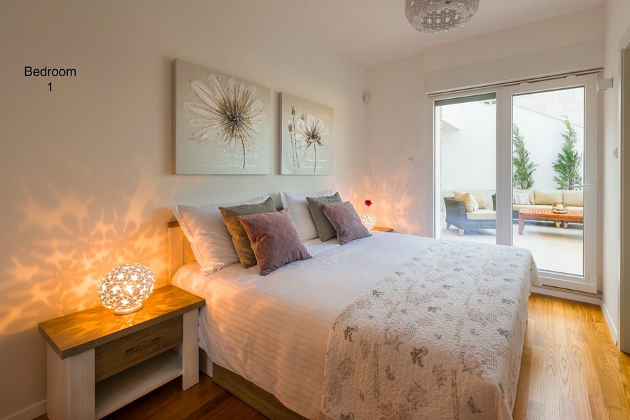 Chambre avec lit double et accès à la terrasse