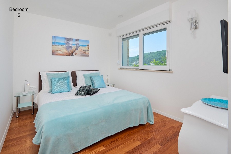 Chambre avec lit double et fenêtre avec vue mer