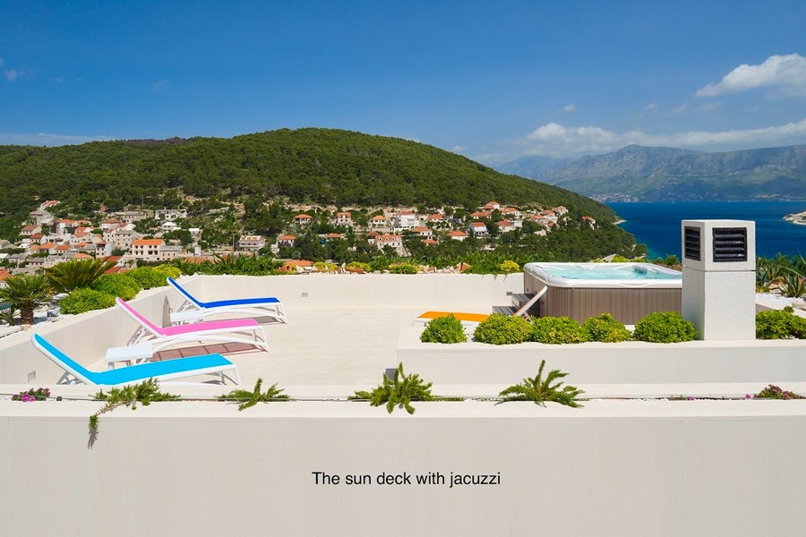 Toit-terrasse avec jacuzzi et vue mer