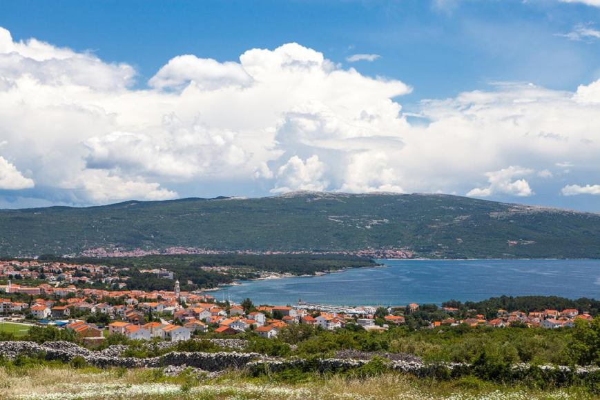 Belle vue sur la mer depuis le jardin et le salon.