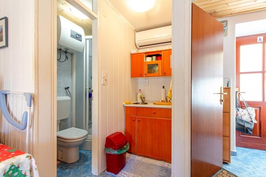 Entrée avec cuisine et salle de bains