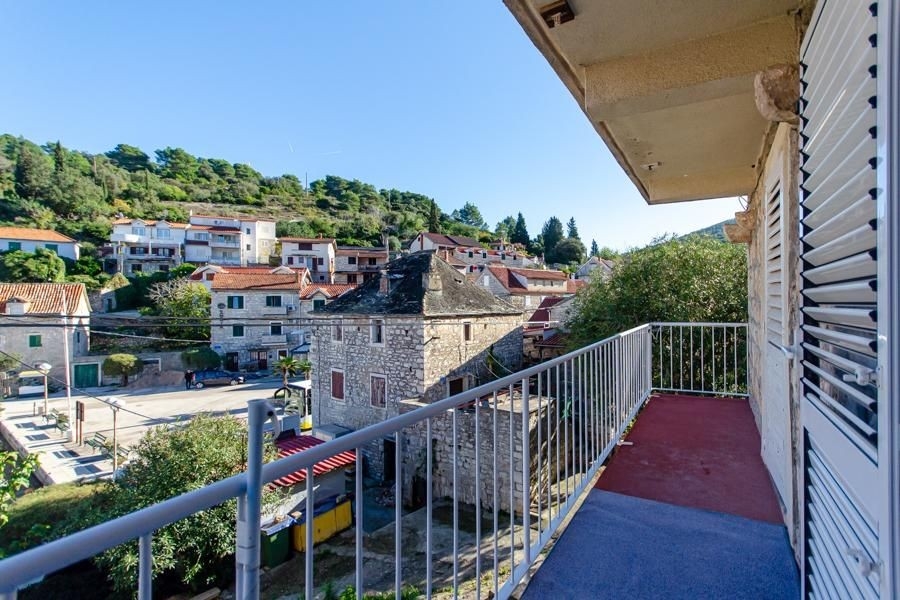 Maison avec balcon en 1re ligne sur la mer - bien H3850.